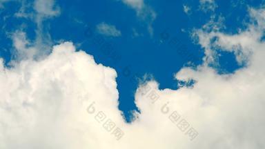 蓝色的天空纯白色堆云移动时间孩子